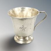 A silver cup, height 6.5 cm. CONDITION REPORT: 45.4g.