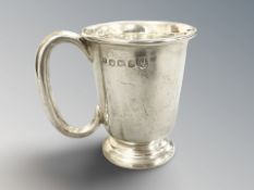 A silver cup, height 7 cm. CONDITION REPORT: 60.1g.