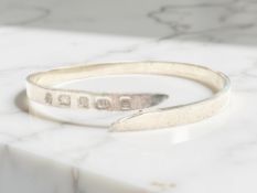 A modern silver bangle, A Haviland-Nye, London 2004, inner diameter 7cm.