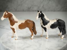 Two Beswick figures : Pinto Pony, Piebald and Skewbald, height 16.5 cm, both matte finished.