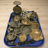 A group of brass trivets, horse brasses, ash trays, a Salter letter balance scale, etc.