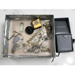 A group of jewellery items including,