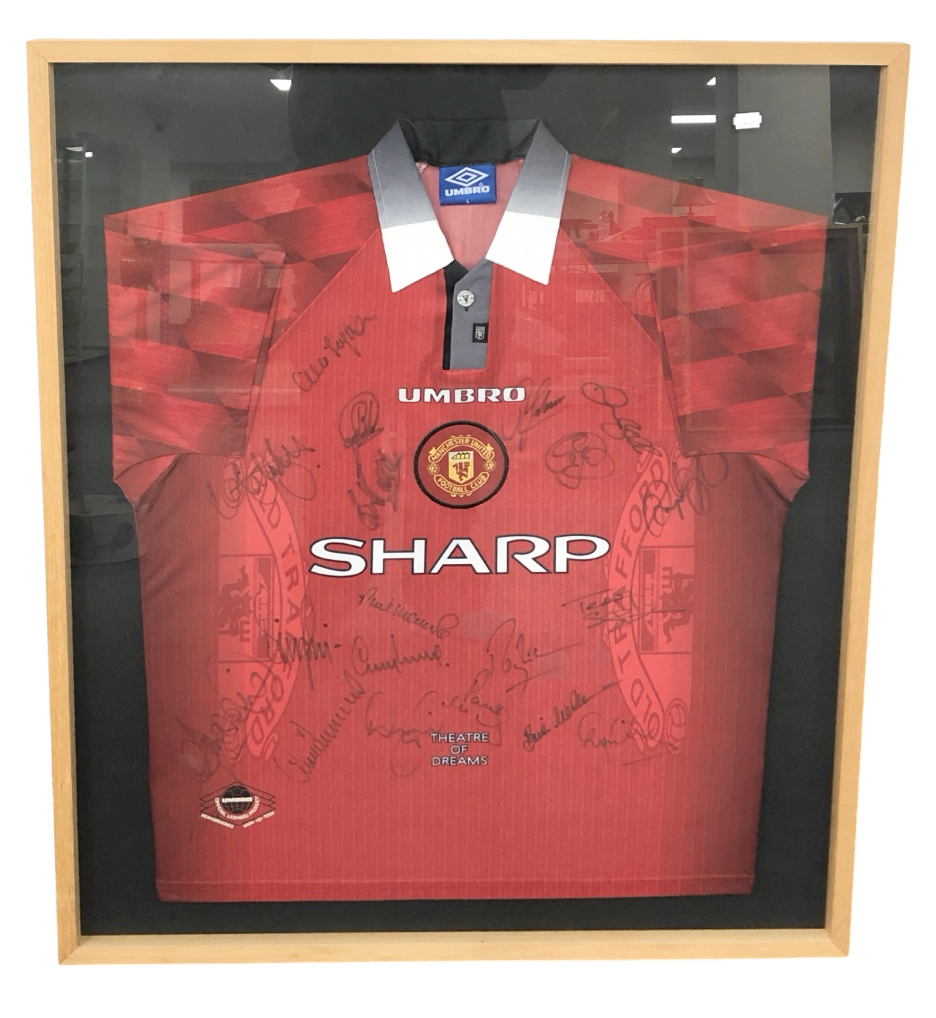 A framed and signed Manchester United football shirt, size L, 1996-98 home shirt,