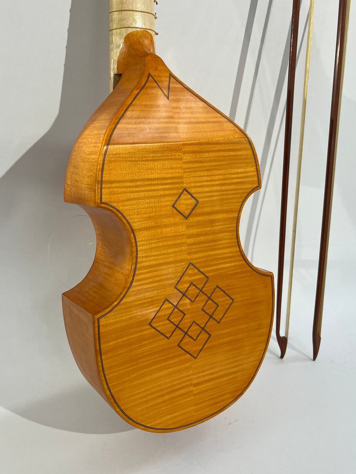 An David Miles viol, treble, Baroque style, standard pitch, cased with Dorfler and Walter Mettal - Image 2 of 4