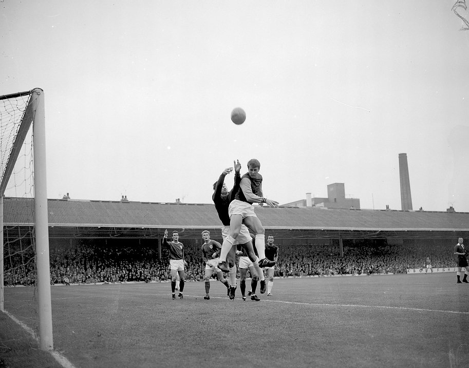 Football - Original action negatives taken and six Nottingham Forest home games - Image 8 of 9