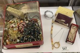 A quantity of costume jewellery