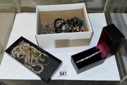 A quantity of costume jewellery