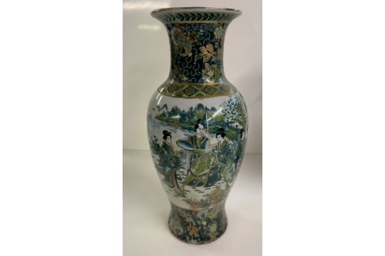 A pair of Chinese Famille verte vases - Image 6 of 9