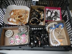 A good lot of assorted costume jewellery.