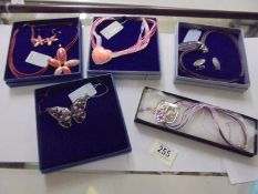 A quantity of costume jewellery.
