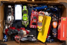 A quantity of various makes. 7x 1:18 scale - 2x Bburago Volkswagen Beetle and a Lamborghini