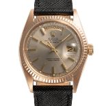 A GENTLEMAN'S SIZE 18K SOLID ROSE GOLD ROLEX OYSTER PERPETUAL DAY DATE WRIST WATCH CIRCA 1971,