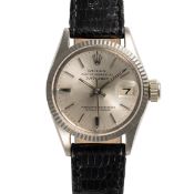 A LADY'S 18K SOLID WHITE GOLD ROLEX OYSTER PERPETUAL DATEJUST WRIST WATCH CIRCA 1963, REF. 6517