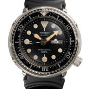 A GENTLEMAN'S SIZE STAINLESS STEEL SEIKO 