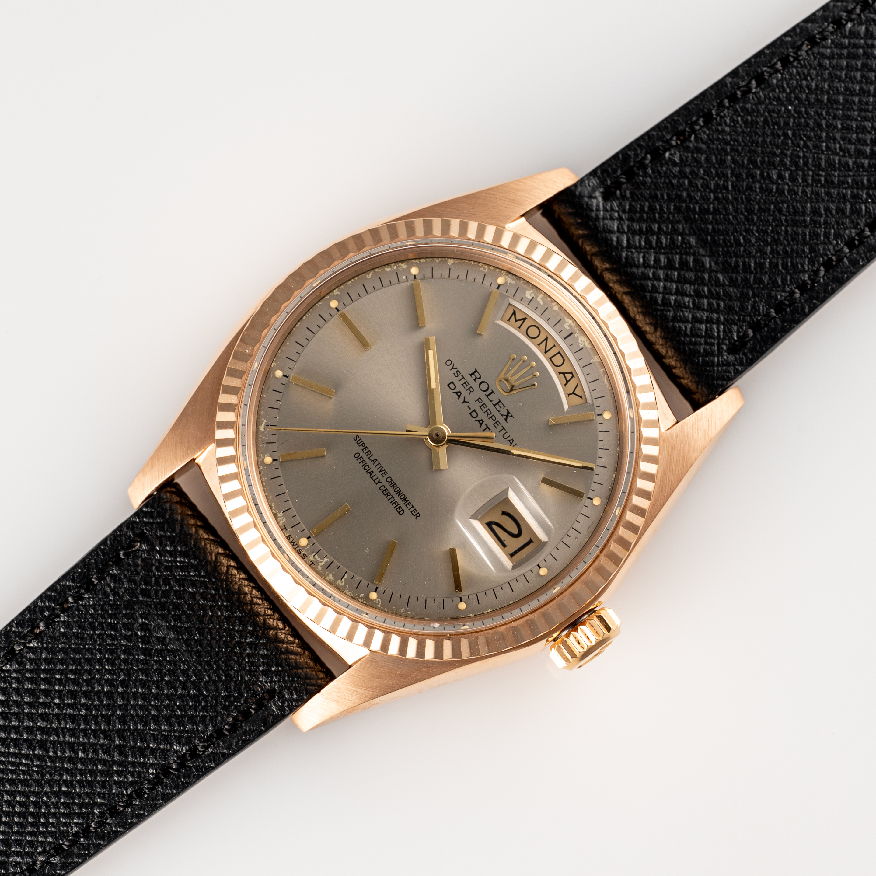 A GENTLEMAN'S SIZE 18K SOLID ROSE GOLD ROLEX OYSTER PERPETUAL DAY DATE WRIST WATCH CIRCA 1971, - Image 4 of 8