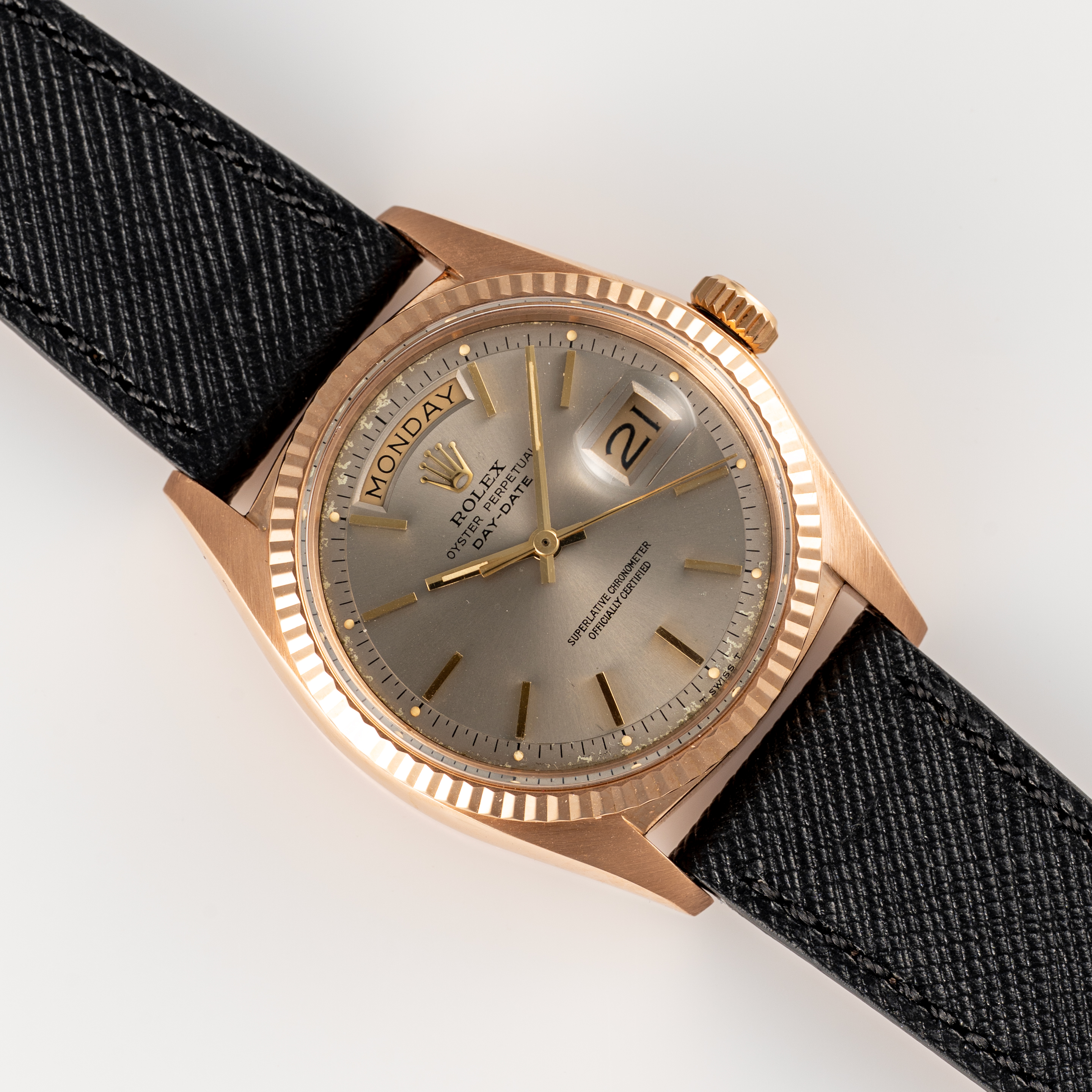 A GENTLEMAN'S SIZE 18K SOLID ROSE GOLD ROLEX OYSTER PERPETUAL DAY DATE WRIST WATCH CIRCA 1971, - Image 3 of 8