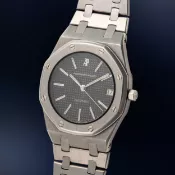 A GENTLEMAN'S SIZE STAINLESS STEEL AUDEMARS PIGUET ROYAL OAK AUTOMATIC BRACELET WATCH CIRCA 1980s,