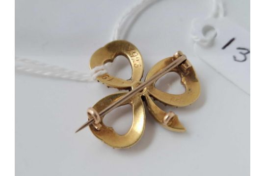 Antique 18ct gold 3 leaf clover brooch set with half pearls and a central diamond - Image 2 of 2