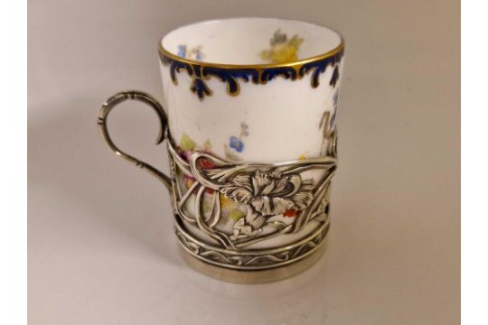 Silver mounted Art Nouveau cup holder with a Cauldon porcelain cup. London 1901 - Image 3 of 4