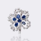 Juwelier Wilm . Außergewöhnliche Vintage Blüten-Brosche mit Diamanten und Saphiren.