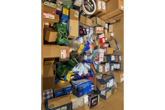 20 PIECE MIXED LOT OF ASSORTED HIGH VALUE BRANDED SCREWS, ANCHORS, STAPLES ETC (BRANDS INCLUDE - Image 3 of 5