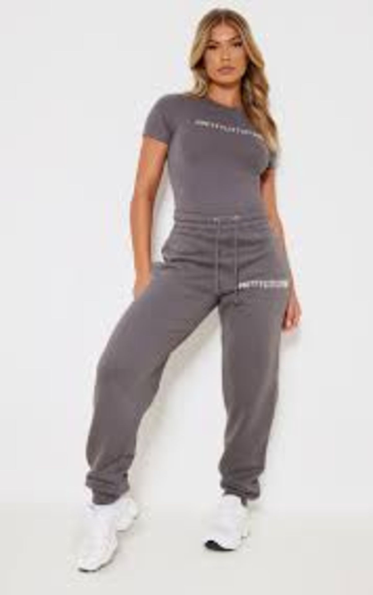 250 X BRAND NEW PIECES OF BRANDED WOMENS CLOTHING IN VARIOUS DESIGNS AND SIZES INCLUDING
