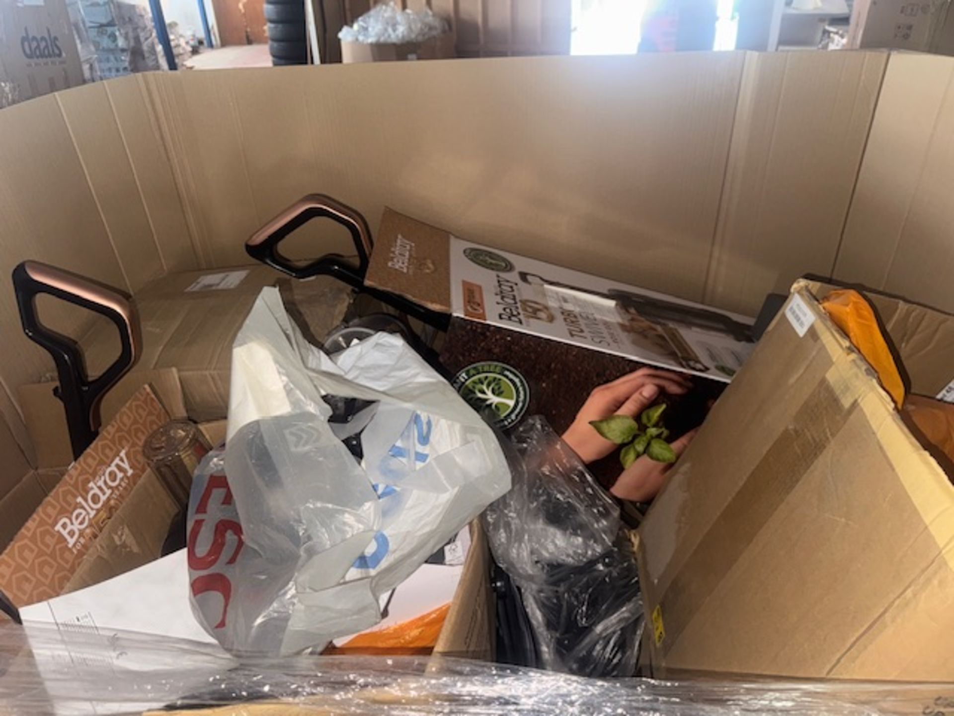 Large Pallet of UNBOXED High-End Kitchen & Appliances Stock – May Include: Air Fryers, Electric - Image 12 of 12