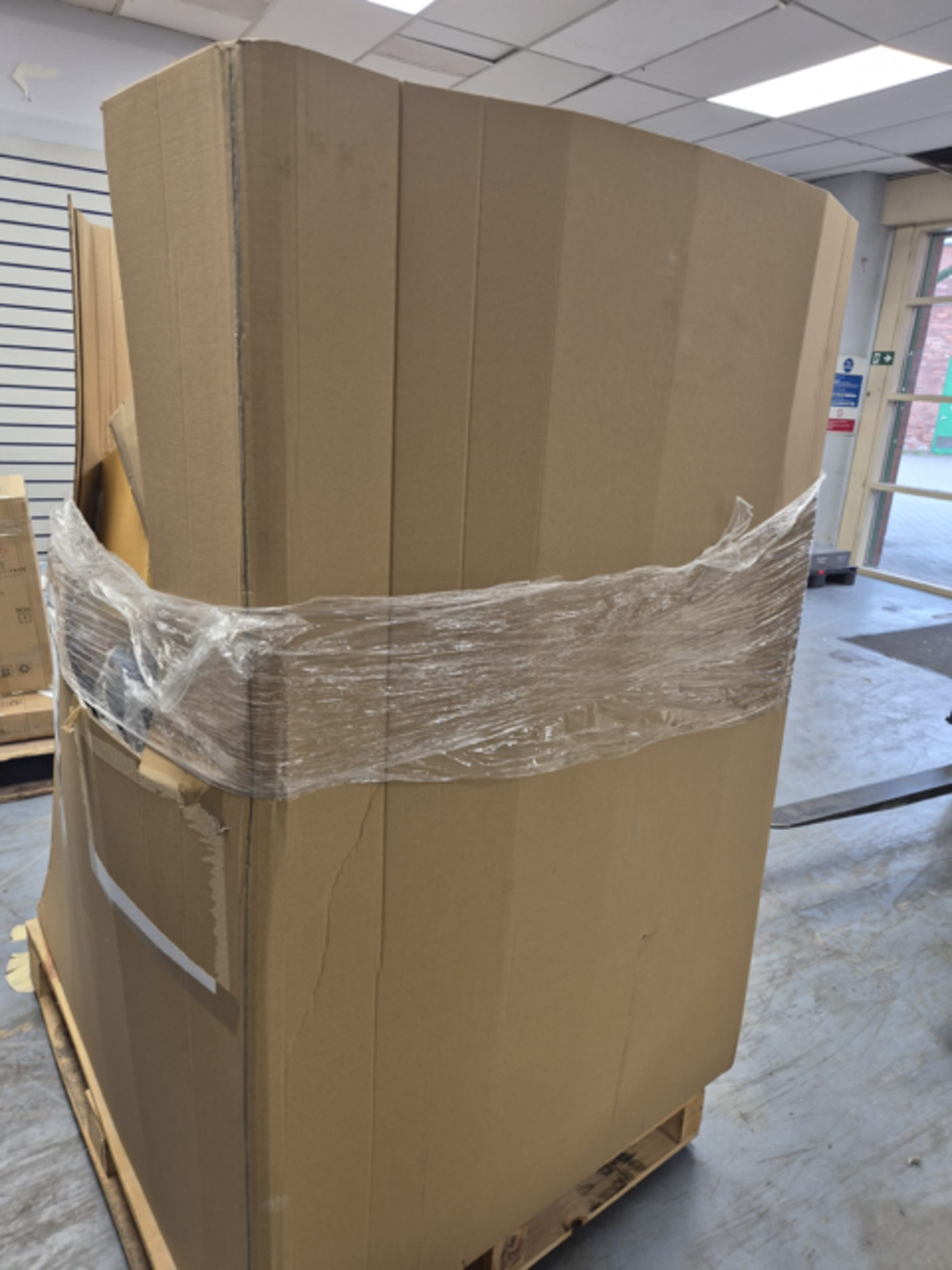 Large Pallet of UNBOXED High-End Kitchen & Appliances Stock – May Include: Air Fryers, Electric - Image 3 of 12