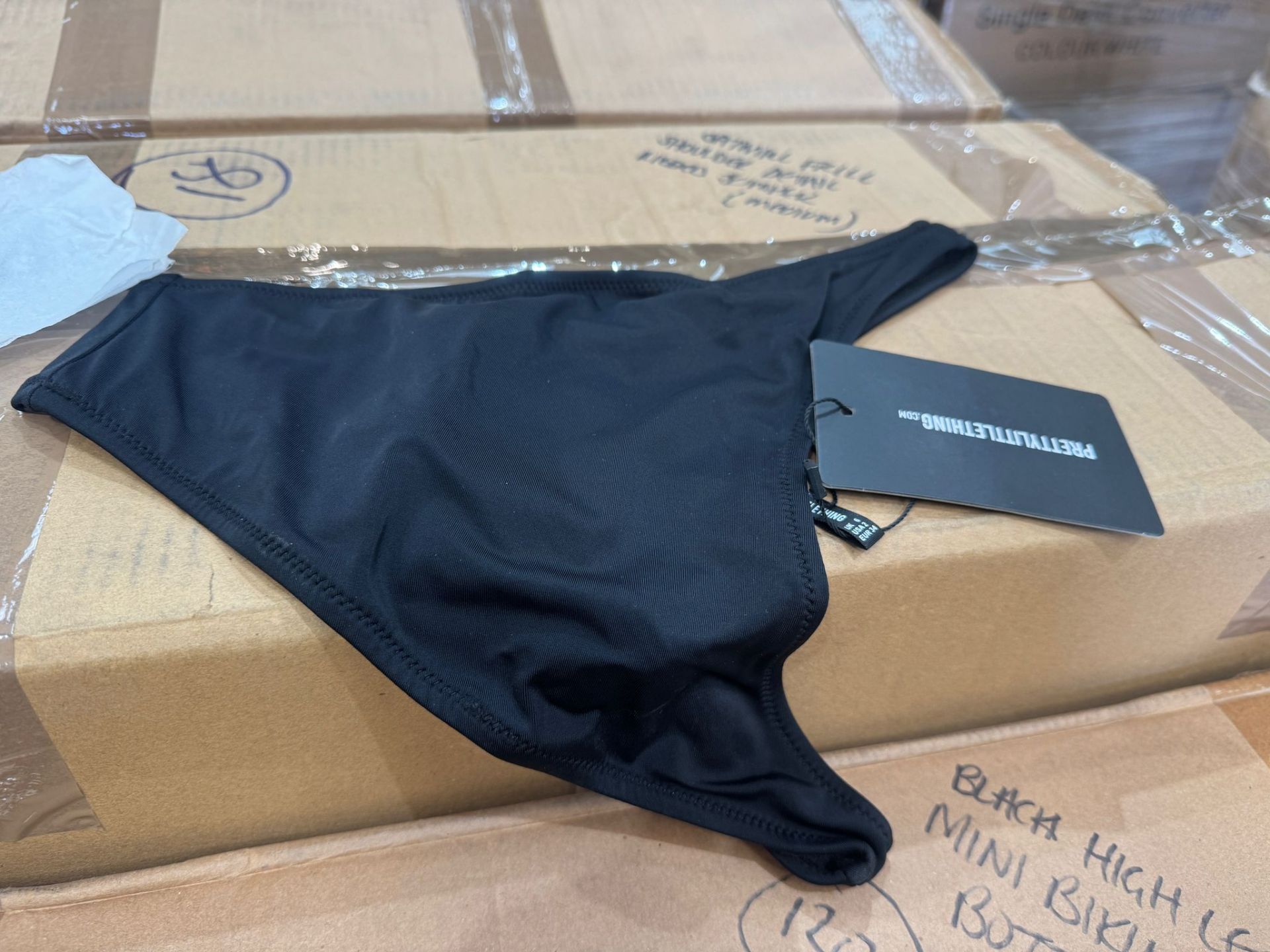 4,294 x PrettyLittleThing New Clothing (RRP £94,720.50) 4 pallets. Condition: New, individually - Image 9 of 27