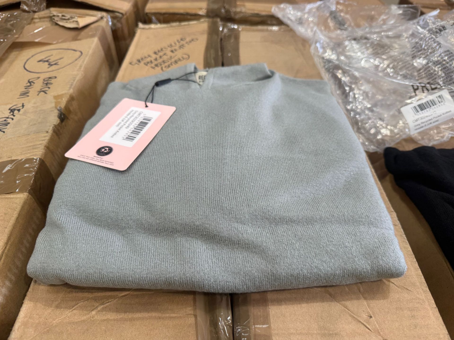 4,294 x PrettyLittleThing New Clothing (RRP £94,720.50) 4 pallets. Condition: New, individually - Image 14 of 27