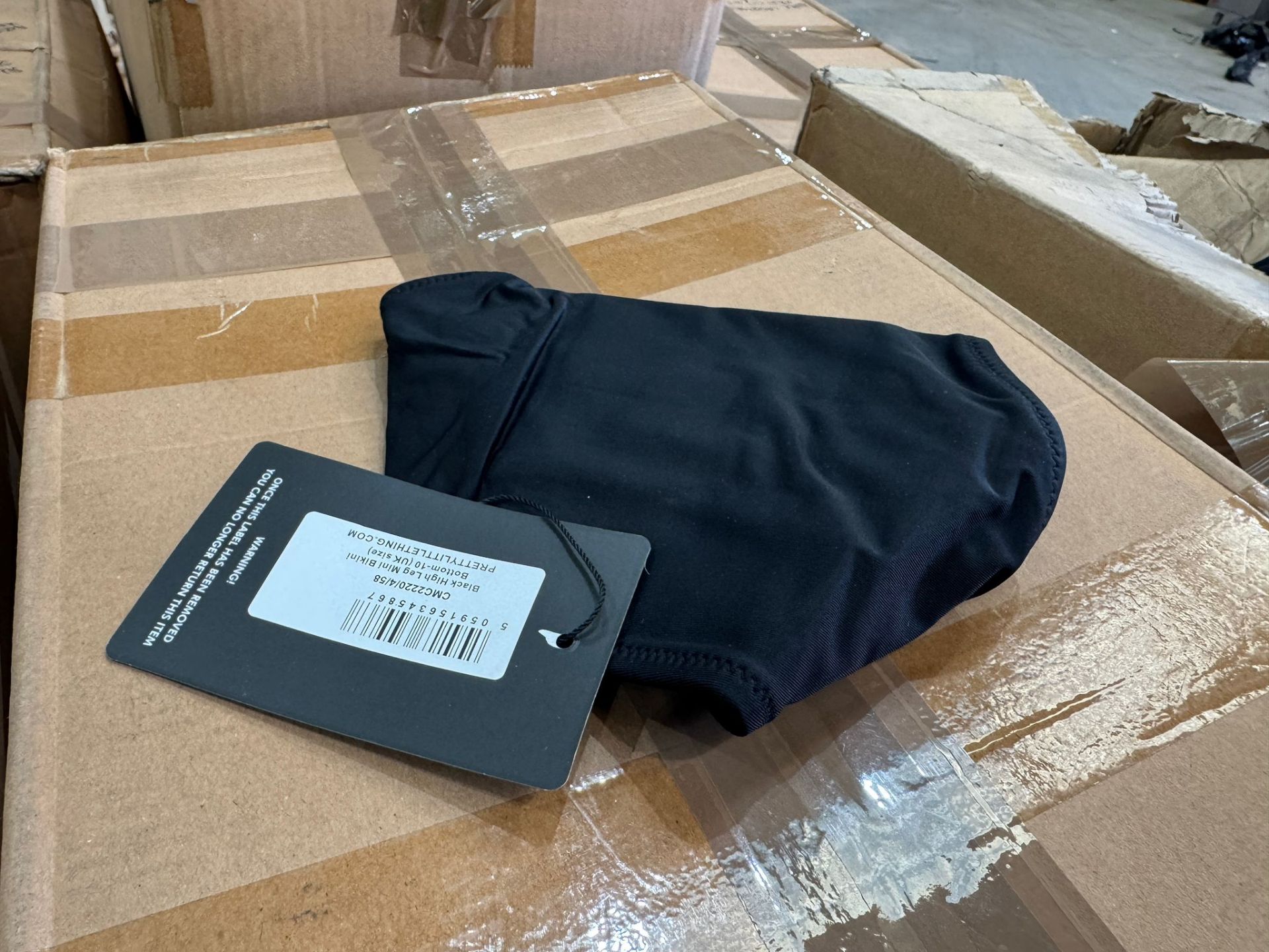 4,294 x PrettyLittleThing New Clothing (RRP £94,720.50) 4 pallets. Condition: New, individually - Image 19 of 27