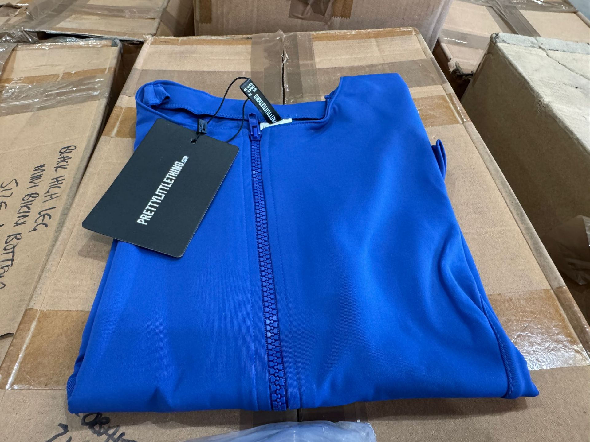 4,294 x PrettyLittleThing New Clothing (RRP £94,720.50) 4 pallets. Condition: New, individually - Image 18 of 27