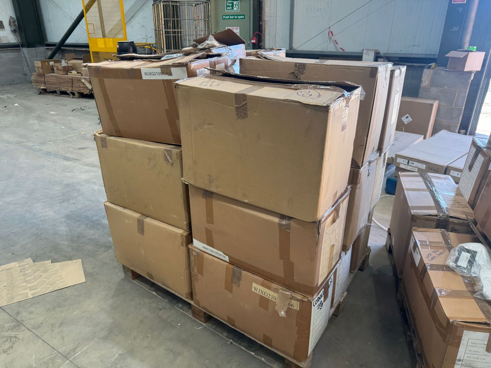 4,294 x PrettyLittleThing New Clothing (RRP £94,720.50) 4 pallets. Condition: New, individually - Image 2 of 27