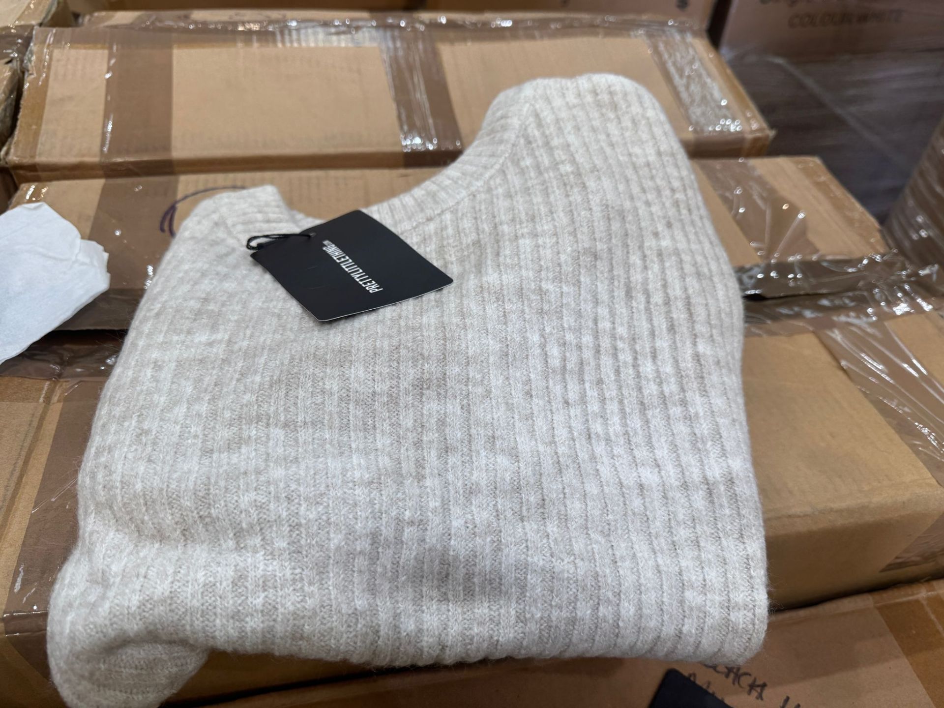 4,294 x PrettyLittleThing New Clothing (RRP £94,720.50) 4 pallets. Condition: New, individually - Image 10 of 27