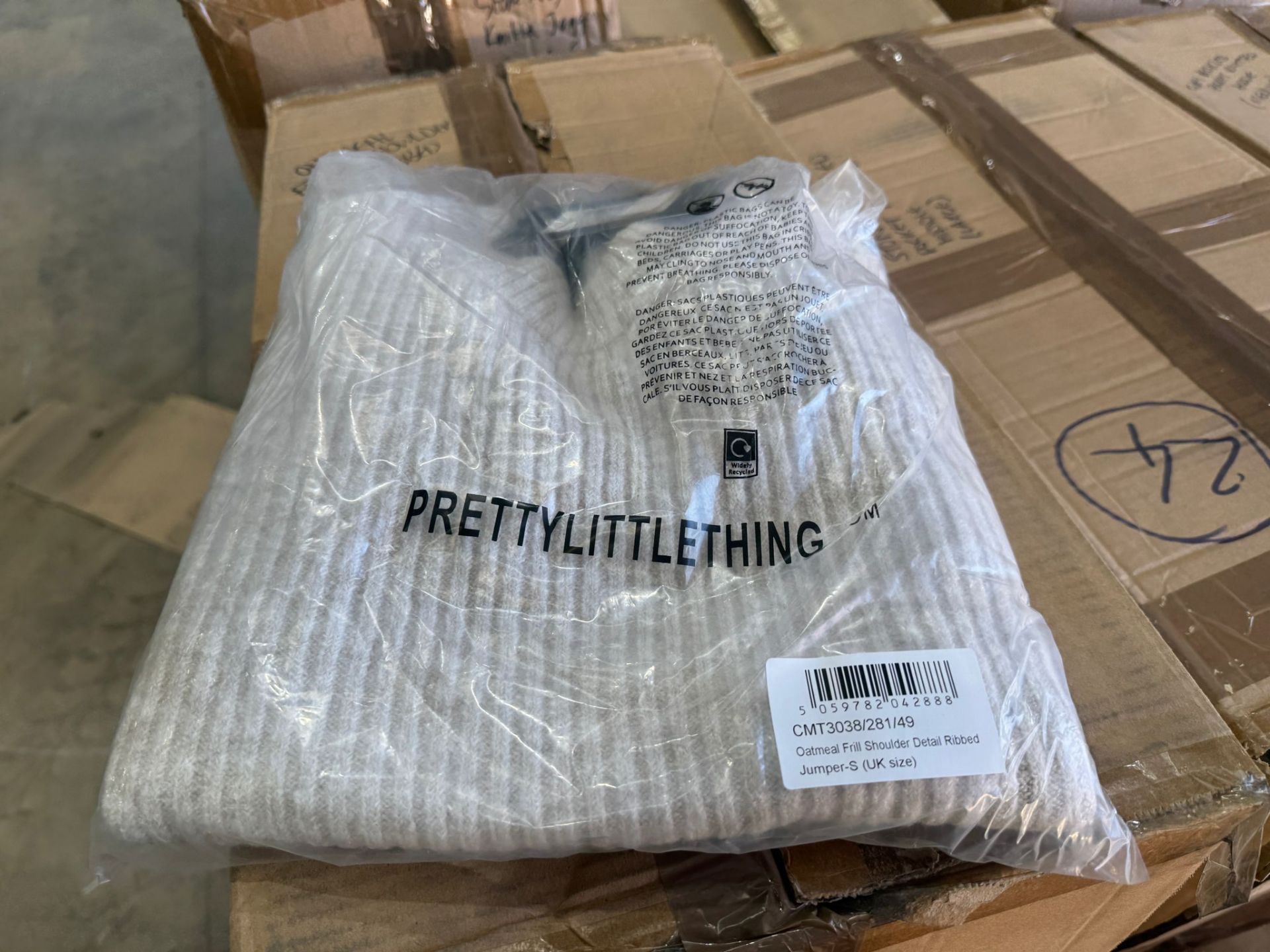 4,294 x PrettyLittleThing New Clothing (RRP £94,720.50) 4 pallets. Condition: New, individually - Image 4 of 27