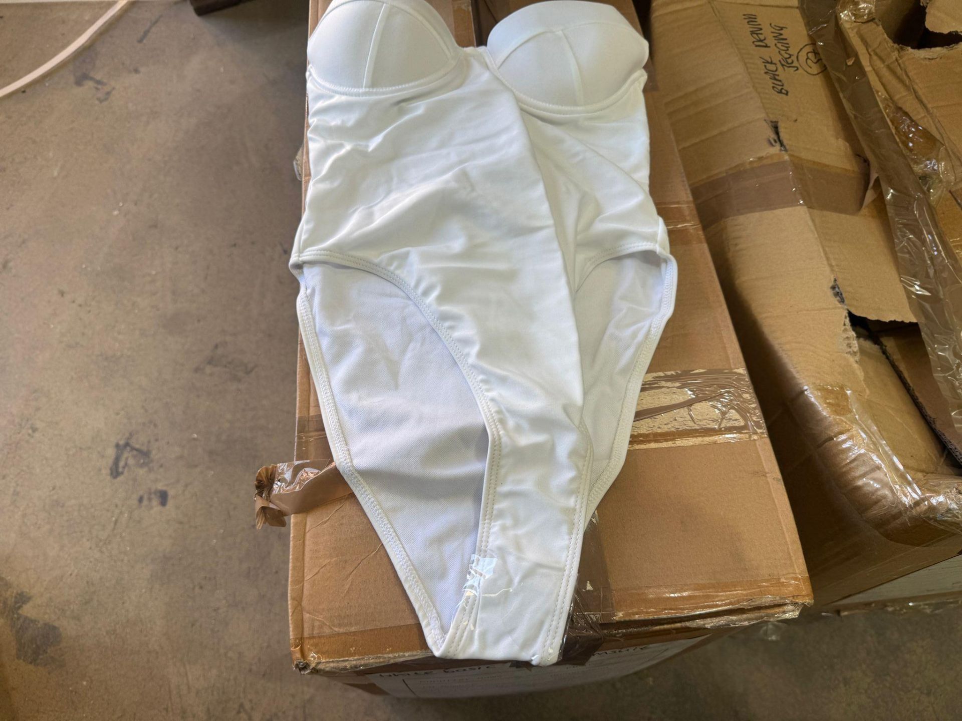 4,294 x PrettyLittleThing New Clothing (RRP £94,720.50) 4 pallets. Condition: New, individually - Image 5 of 27