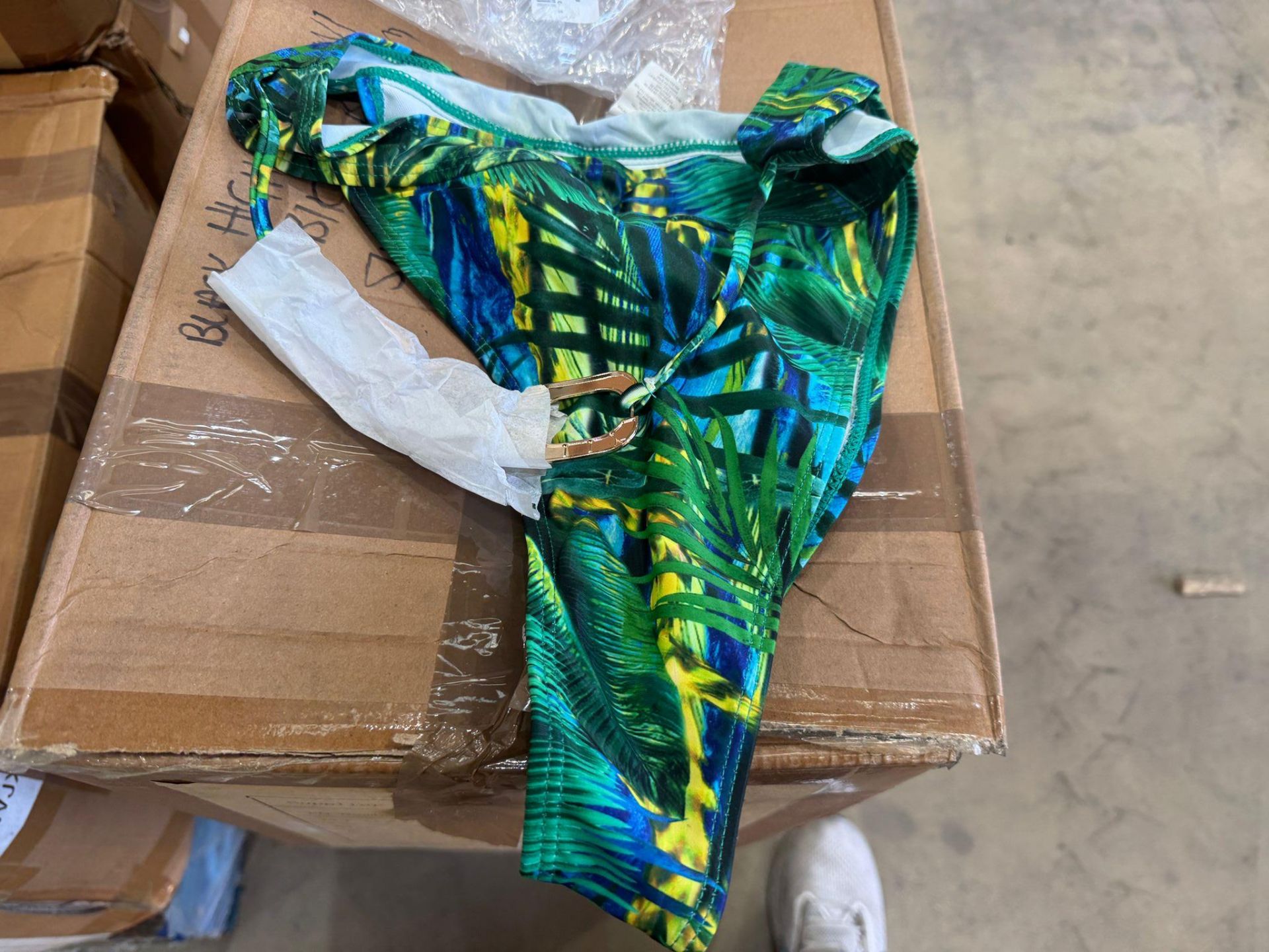 4,294 x PrettyLittleThing New Clothing (RRP £94,720.50) 4 pallets. Condition: New, individually - Image 6 of 27