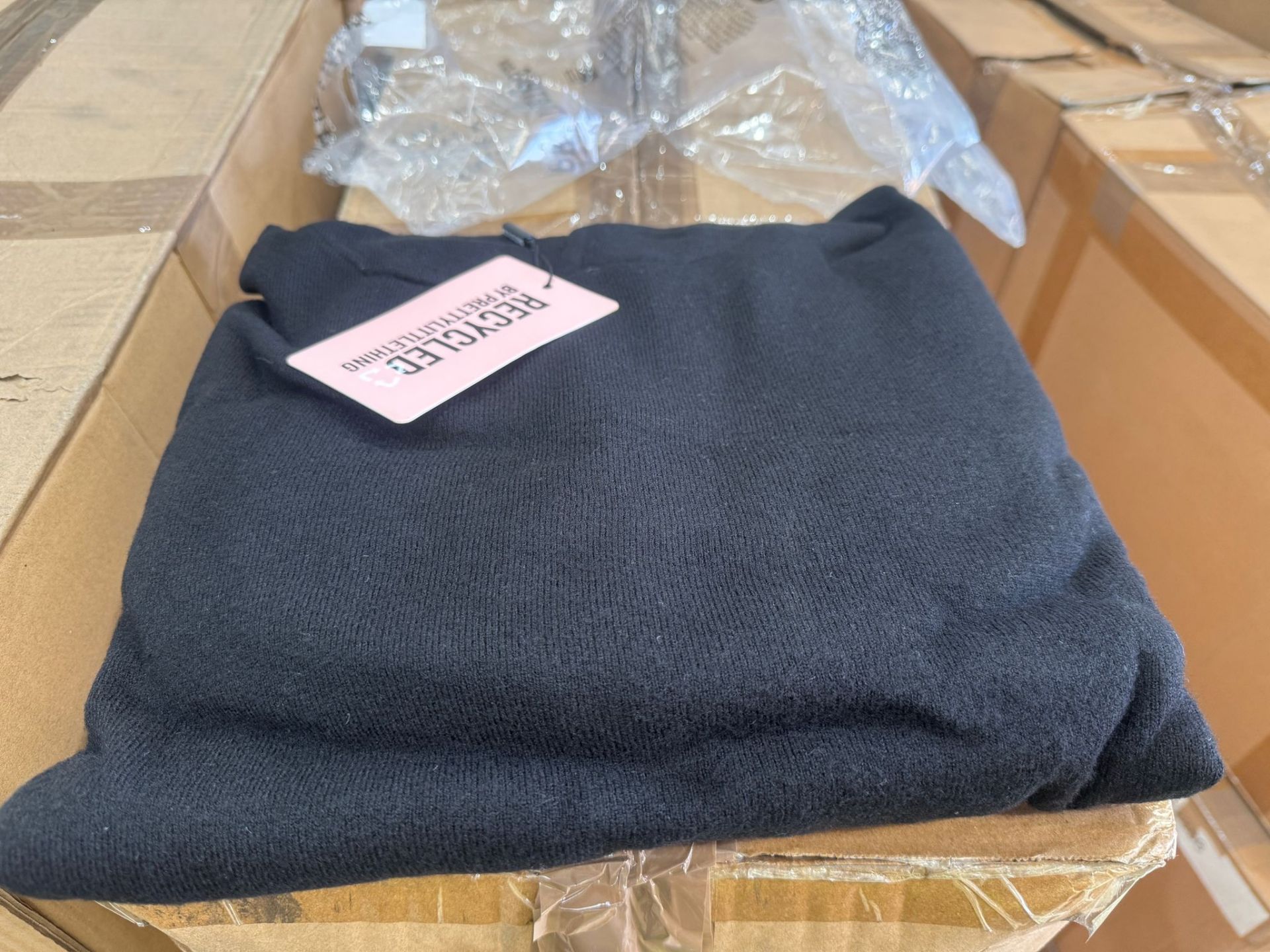 4,294 x PrettyLittleThing New Clothing (RRP £94,720.50) 4 pallets. Condition: New, individually - Image 15 of 27