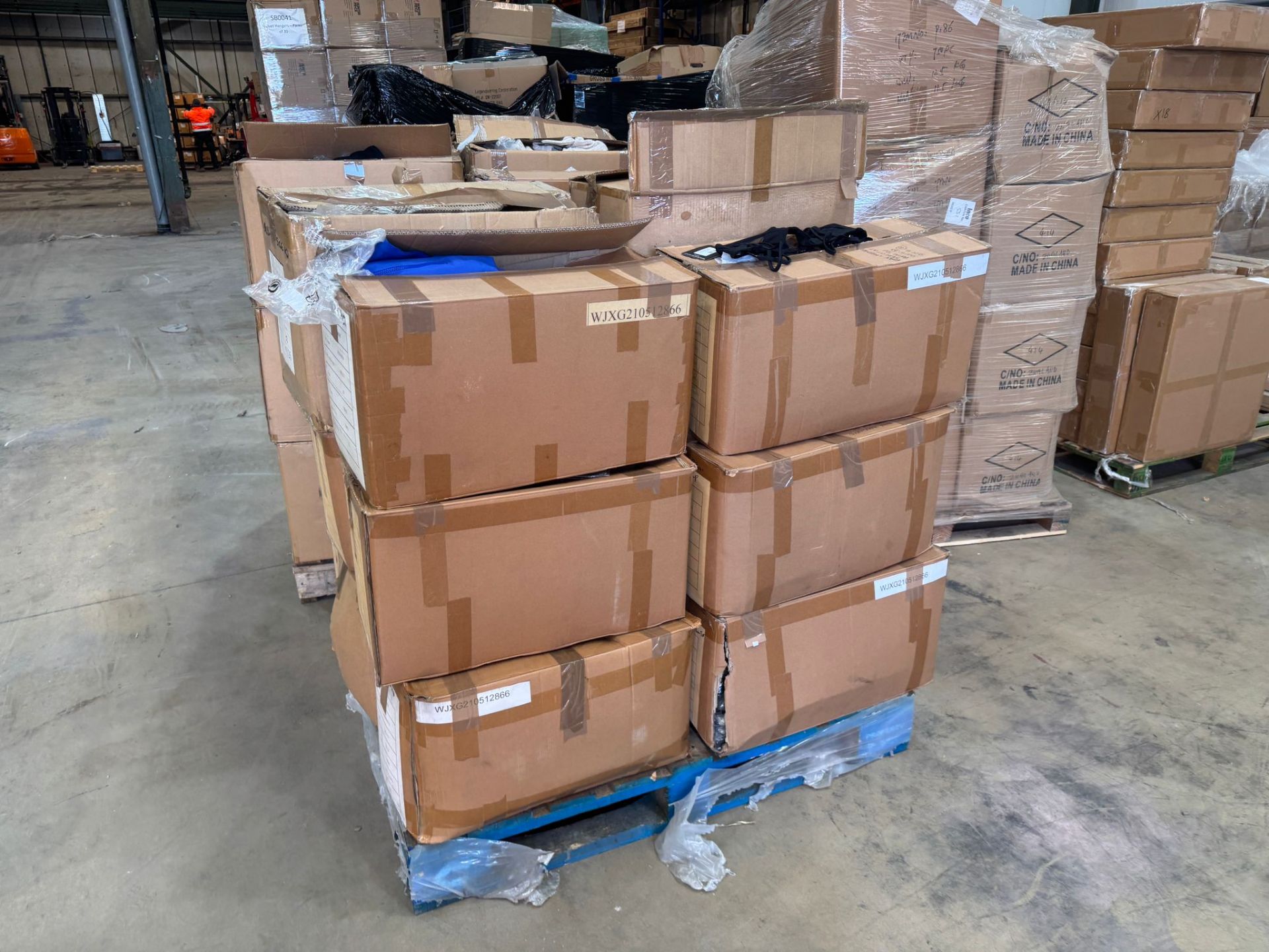 4,294 x PrettyLittleThing New Clothing (RRP £94,720.50) 4 pallets. Condition: New, individually