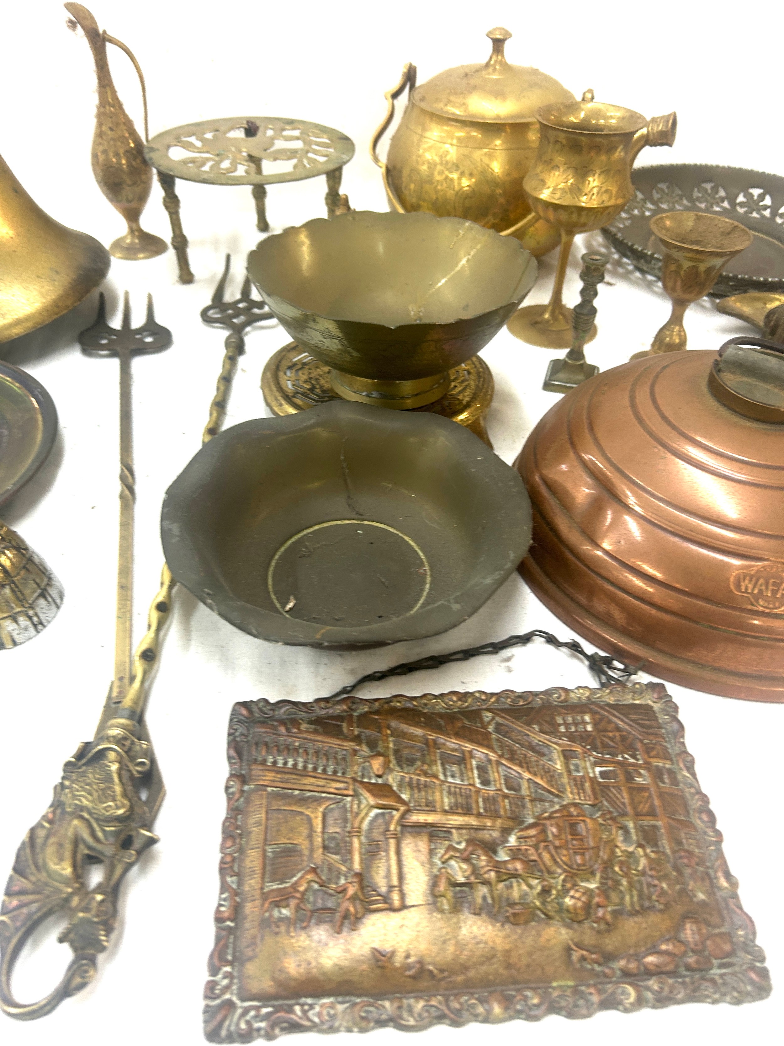 Selection of vintage brass and copper ware to include a bell, kettle, lady bell, bowl etc - Image 4 of 5