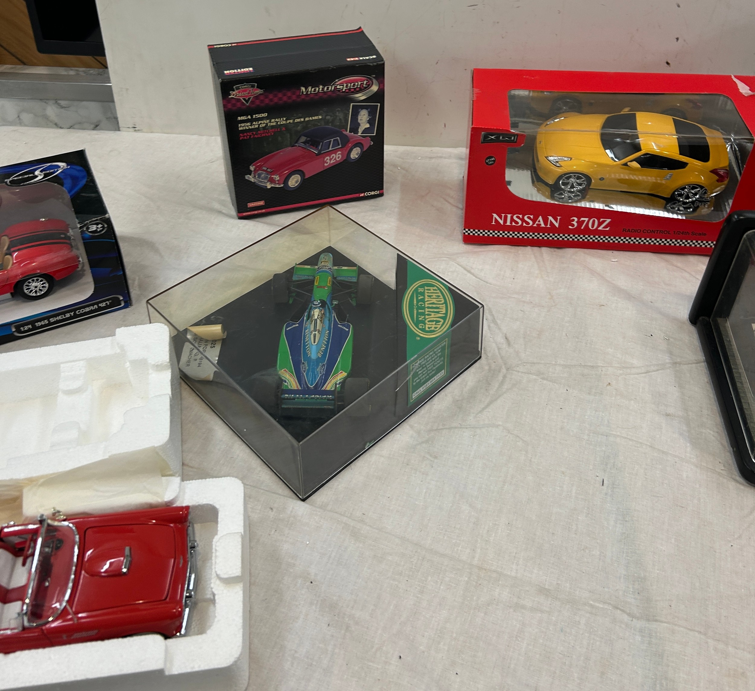 Selection of boxed die cast collectors vehicles to include Franklin Mint 1930 Duesenberg model J - Image 3 of 10