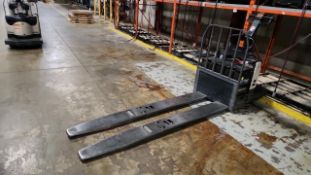 Crown Electric Rider Pallet Jack, mod. PE-4500-80, ser. 10016028, 24 V., 8000 lb @ 24 inches load