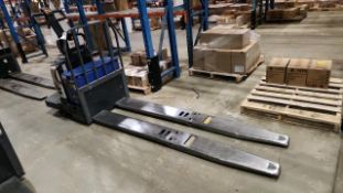 Crown Electric Walkie Rider Pallet Truck, mod. PE-4500-80, ser. 10000248, 24 V., 8000 lb @ 24 inches