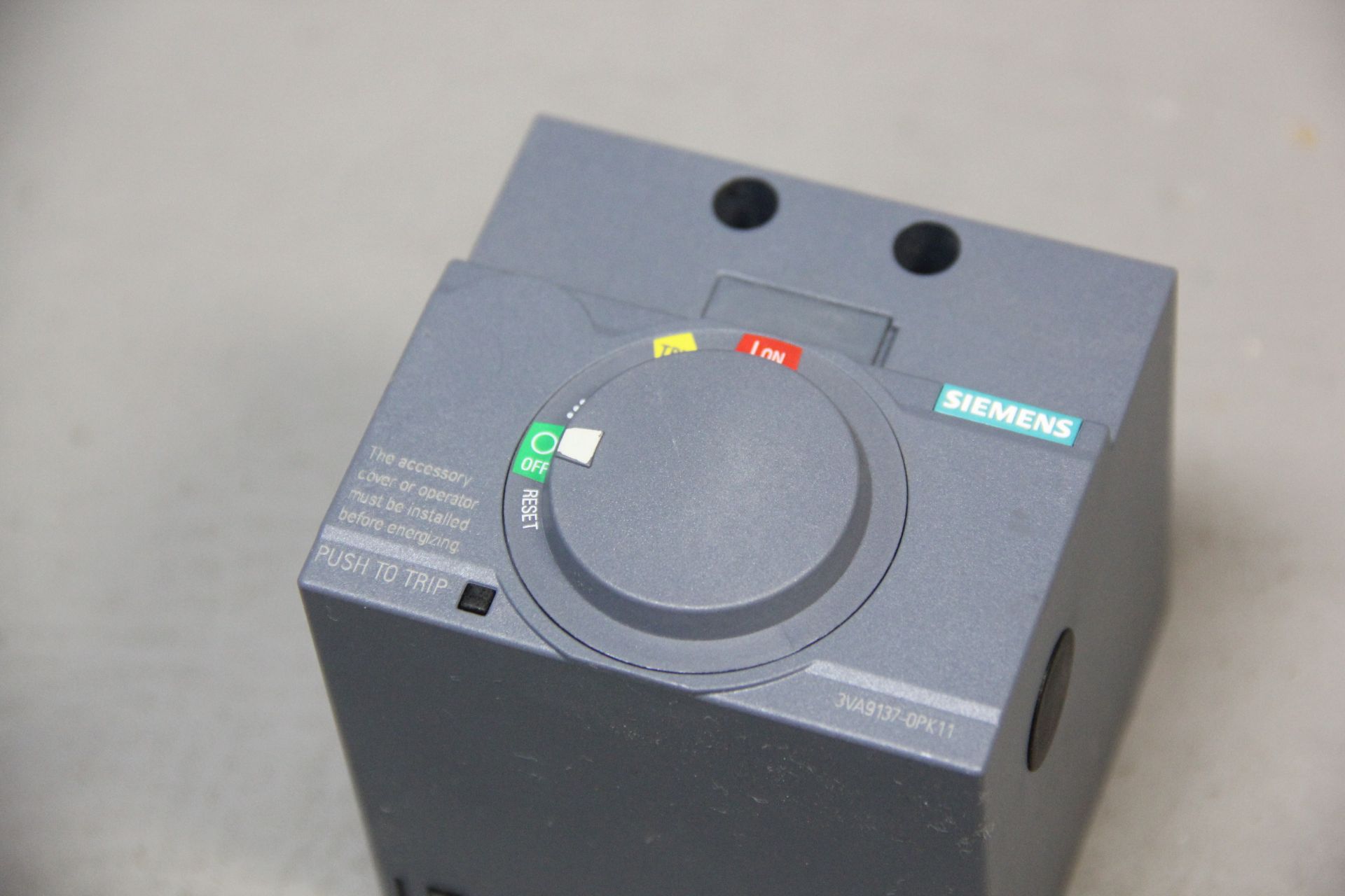 UNUSED SIEMENS CIRCUIT BREAKER ROTARY OPERATOR - Image 2 of 3