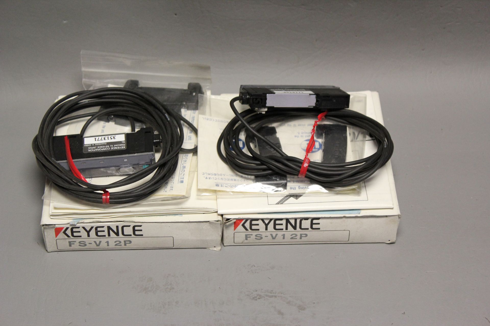 LOT OF 2 NEW KEYENCE FIBER AMPLIFIERS FS-V12P LOC:AS24.B1.100