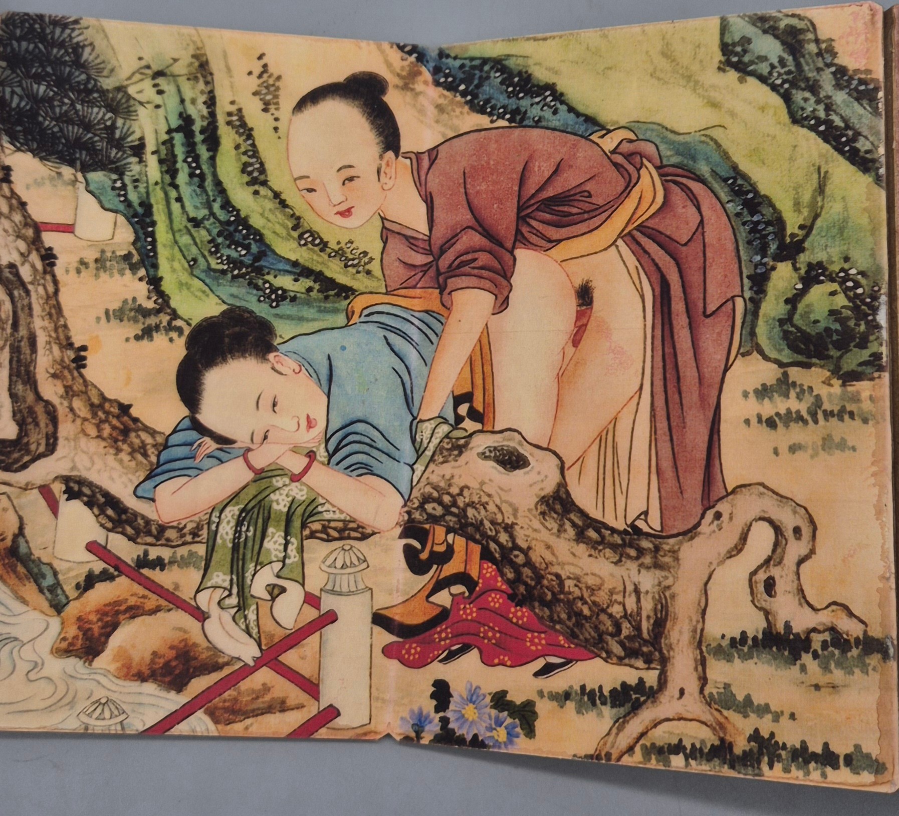 Japanese printed erotic fold out picture book. - Image 8 of 8