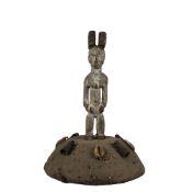 SCULTURA CON BASE A COPRICAPO