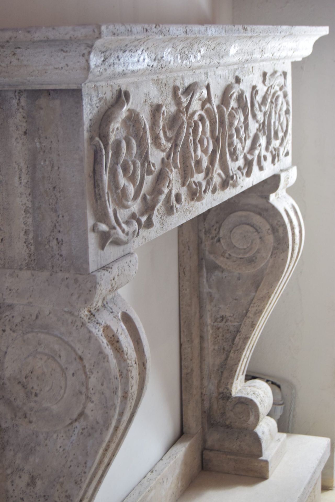 Renaissance fireplace with carved decoration - Bild 6 aus 6