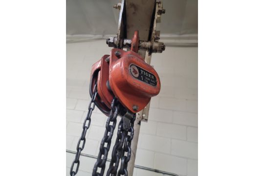 FLOOR JIB CRANE, 13' REACH, 1-TON MANUAL CHAIN HOIST, 11-1/2' OVERALL HEIGHT - Image 2 of 3