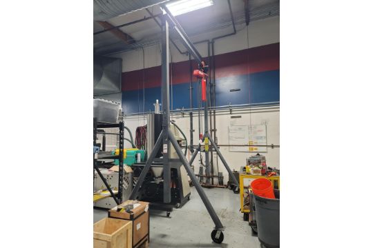 GLOBAL INDUSTRIAL EQUIP ROLLING STEEL GANTRY CRANE, ADJUSTABLE HEIGHT, W/ TROLLEY, ELECTRIC CHAIN - Image 1 of 3